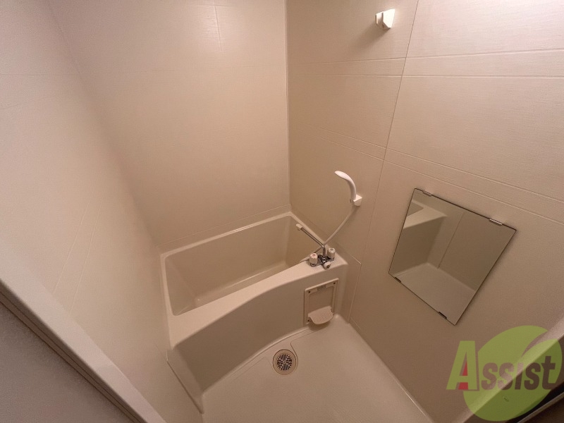 バス・シャワールーム　浴室はこちらのユニットバスです。一日の疲れを癒しましょう。