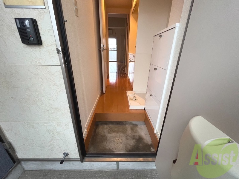 玄関　外から玄関を撮影してみました。シンプルな玄関です。