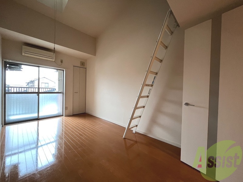 居室・リビング　大きな窓が付いていて日差しも入ってきます！