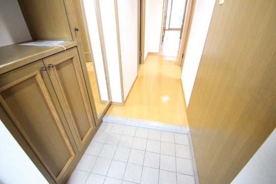 玄関　※別部屋の写真です。