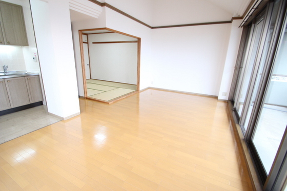 居室・リビング　※別部屋の写真です。