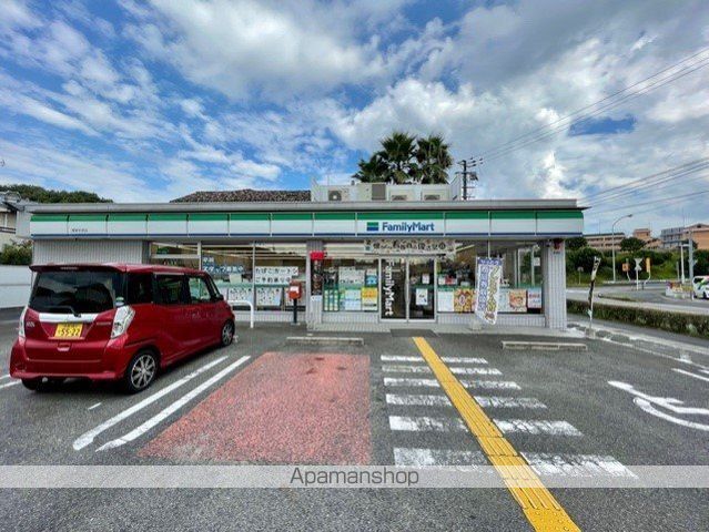 コンビニ　ファミリーマート（コンビニ）まで585m