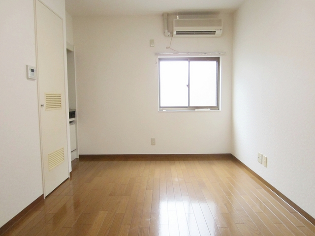 居室・リビング　綺麗な形のお部屋で使いやすいですよ。