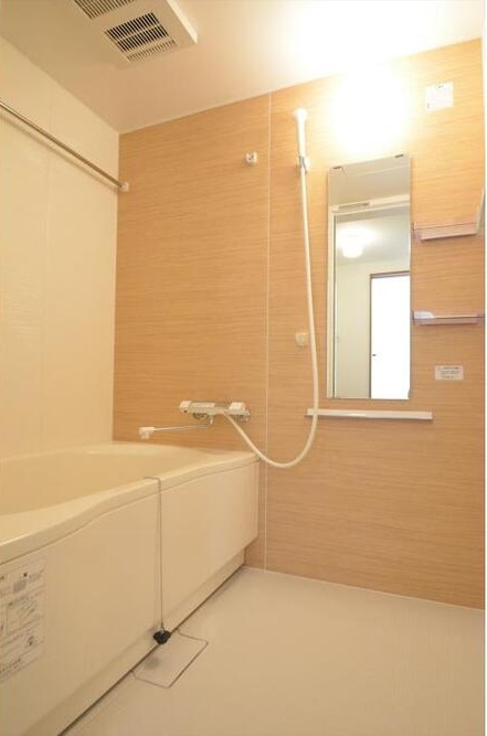 バス・シャワールーム　嬉しい追い焚き・浴室乾燥機付きです♪