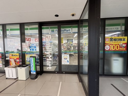 コンビニ　ファミリーマート　豊洲スカイズ店（コンビニ）まで12m