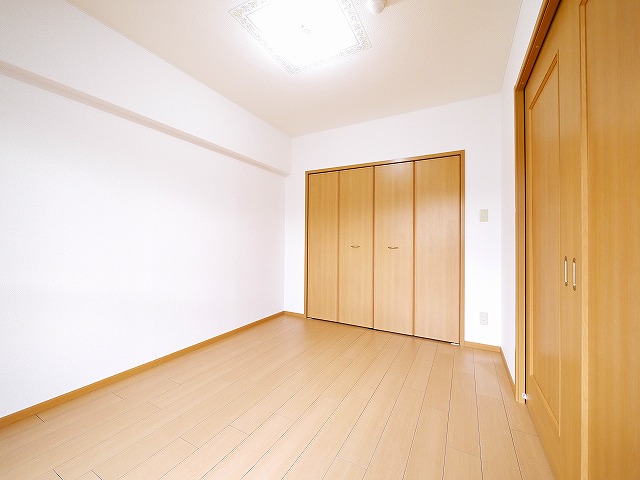 その他部屋・スペース　開放的な寝室です