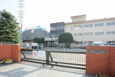 中学校　小田原市立城北中学校（中学校）まで992m