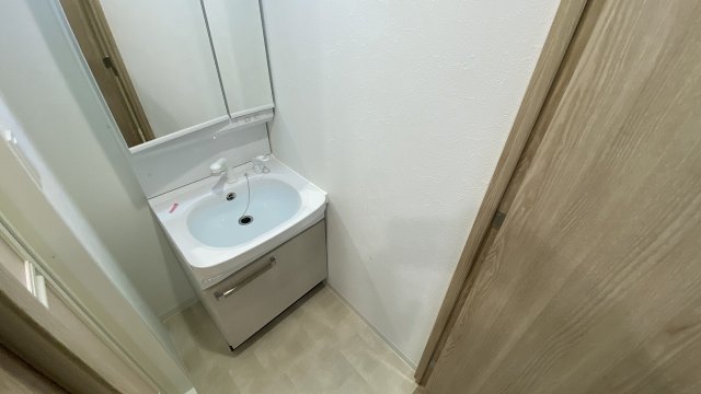 洗面設備　独立洗面台、朝の身支度には欠かせません