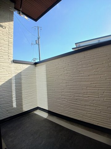 バルコニー　暖かな日差しのふりそそぐバルコニー