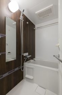 バス・シャワールーム　浴室乾燥機付きバス。