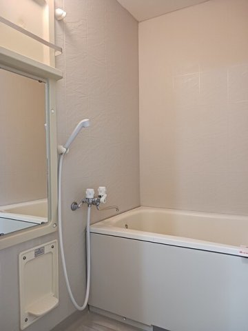 バス・シャワールーム　コンパクトで使いやすいお風呂です