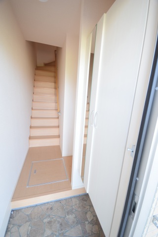 玄関　反転タイプのものです。