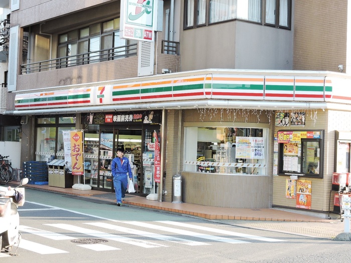 コンビニ　7イレブン（コンビニ）まで582m