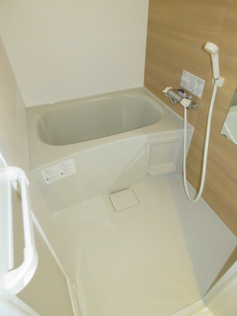 バス・シャワールーム　アクセントパネルがおしゃれなバスルーム♪