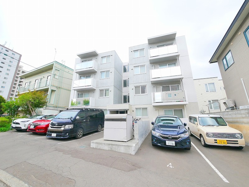 建物外観　築浅の大人気デザイナーズマンションです♪