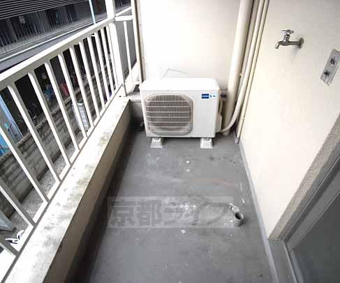 バルコニー　バルコニーに洗濯機置き場があります