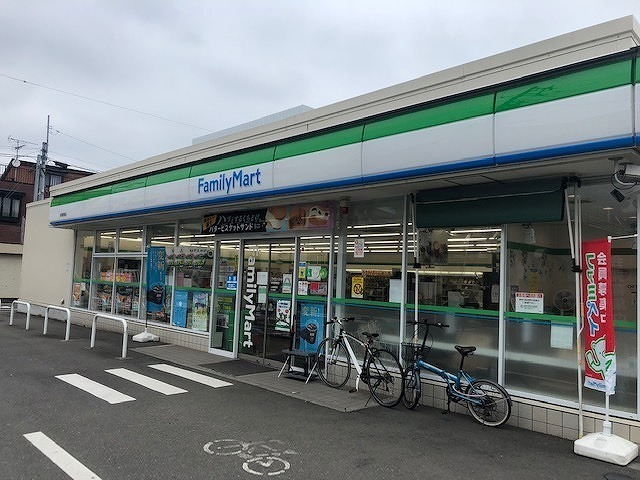コンビニ　ファミリーマート（コンビニ）まで190m