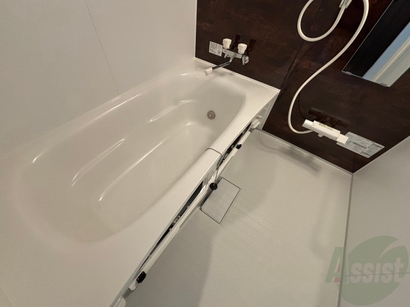 バス・シャワールーム　バスルームはこちらです。広々としてゆったり休めます。