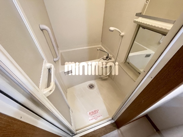 バス・シャワールーム　清潔感のある浴室