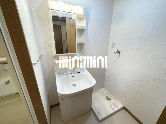 洗面設備　独立シャワー付洗面化粧台