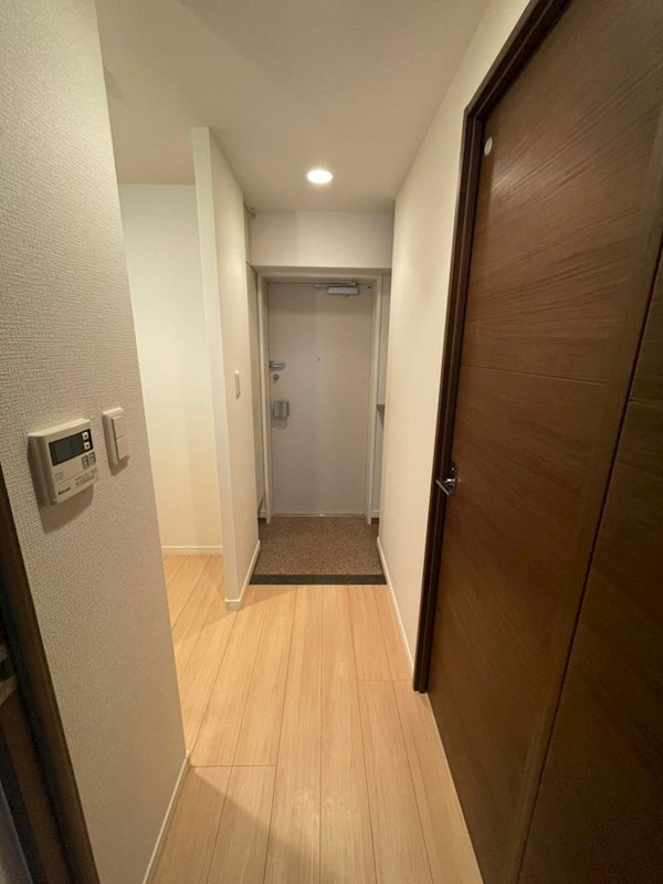 玄関　※同物件別部屋参考画像