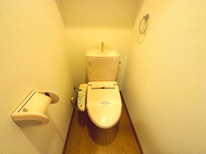 トイレ　内装は別部屋の参考写真です。