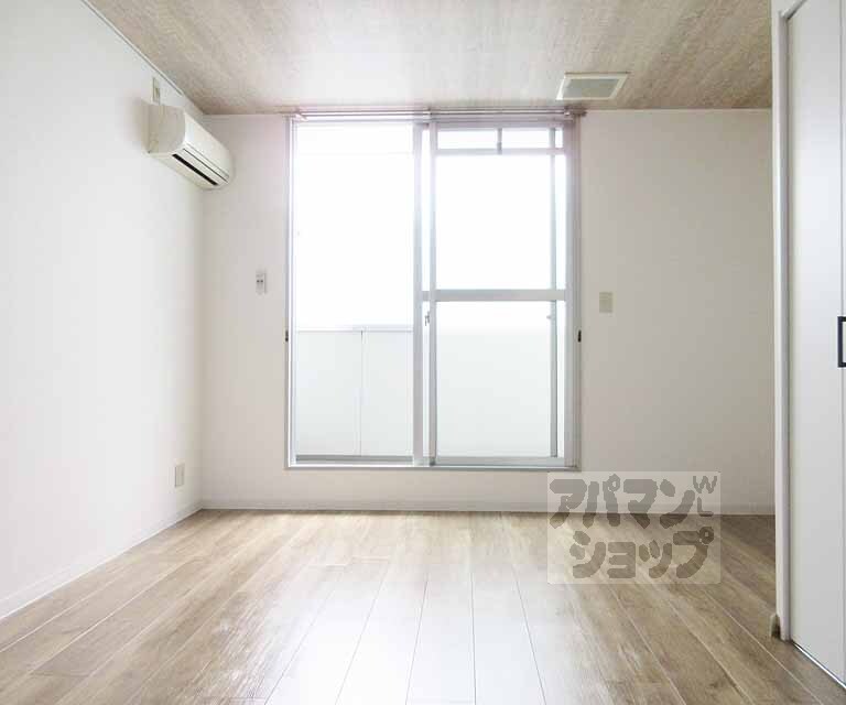 居室・リビング　白基調の室内です