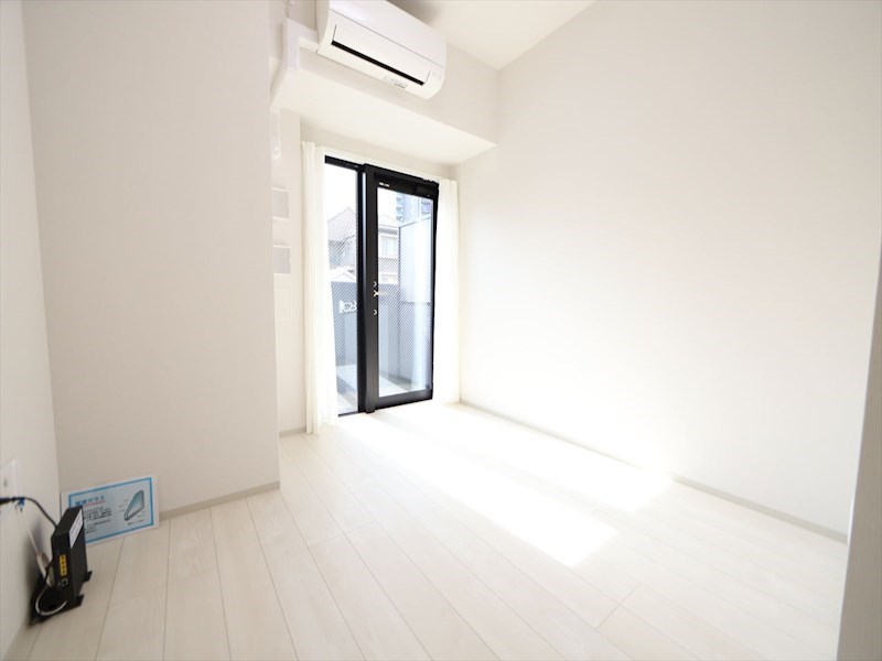 居室・リビング　洋室6.6帖　エアコン完備　バルコニー