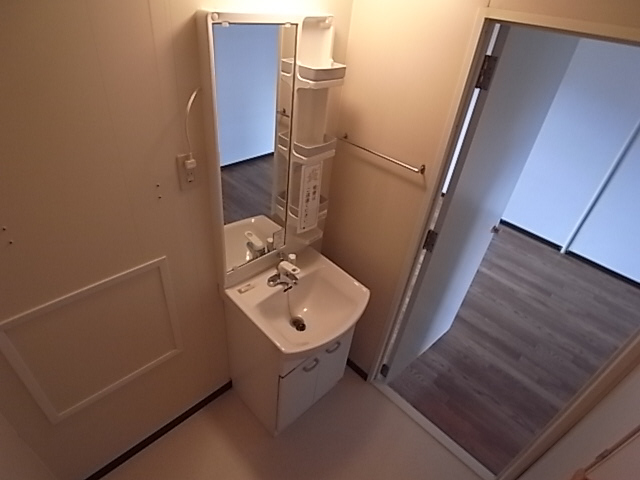 洗面設備　脱衣スペース充分あります。