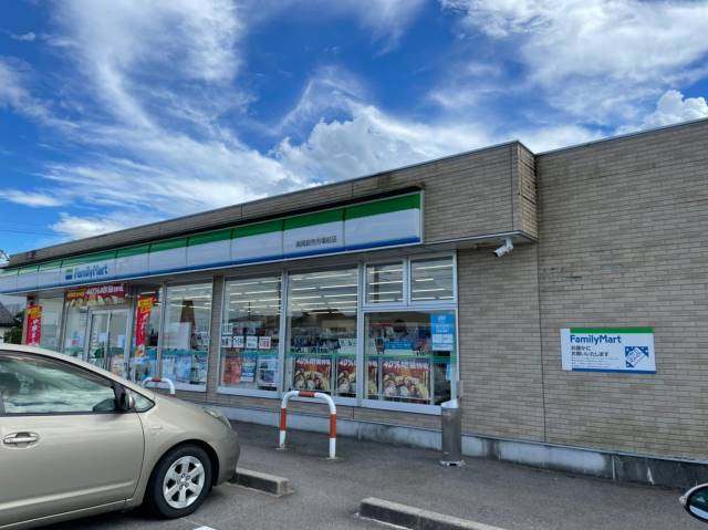 コンビニ　ファミリーマート（コンビニ）まで977m
