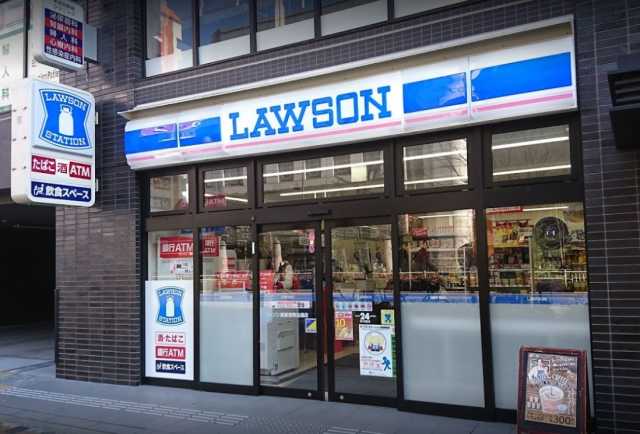 コンビニ　ローソン 東新宿明治通店（コンビニ）まで3m