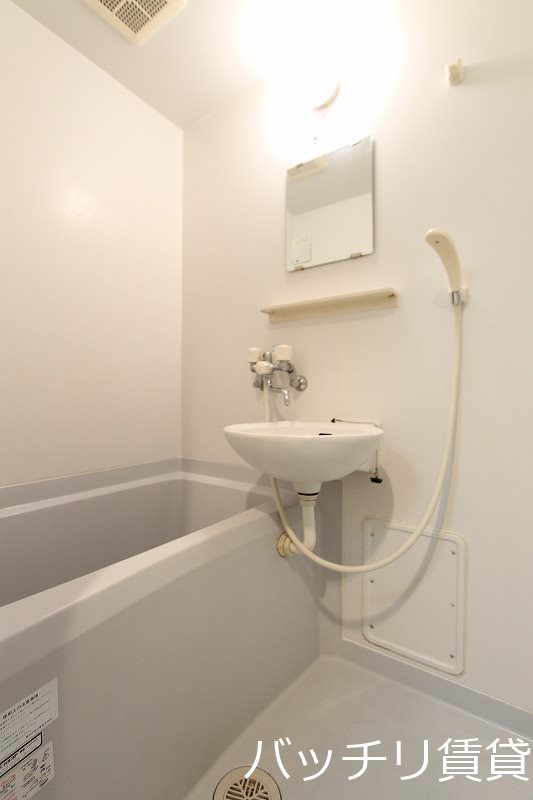 バス・シャワールーム　別号室タイプの為、現状を優先致します。