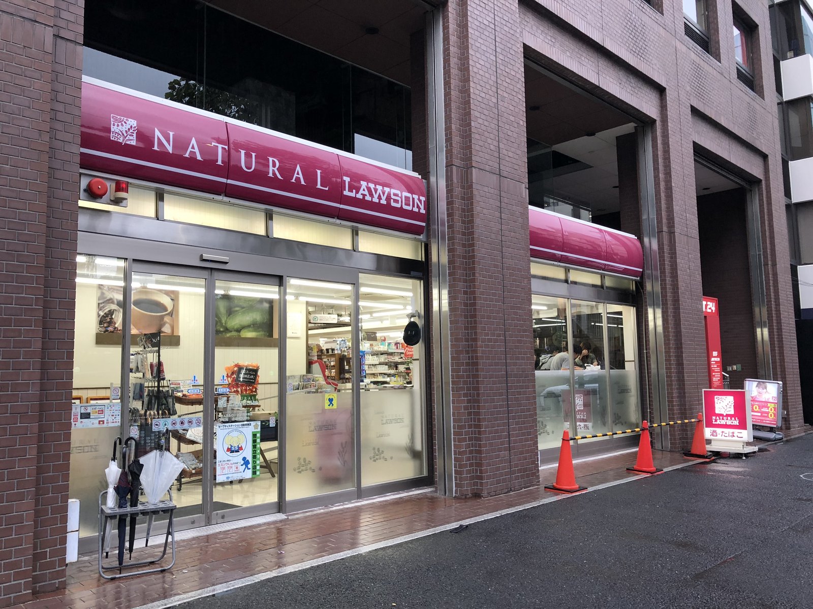 コンビニ　ナチュラルローソン乃木坂店（コンビニ）まで160m