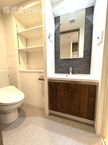 洗面設備　独立洗面台、小物を置くことができて便利です