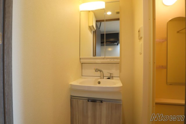 洗面設備　独立洗面台、朝の身支度には欠かせません