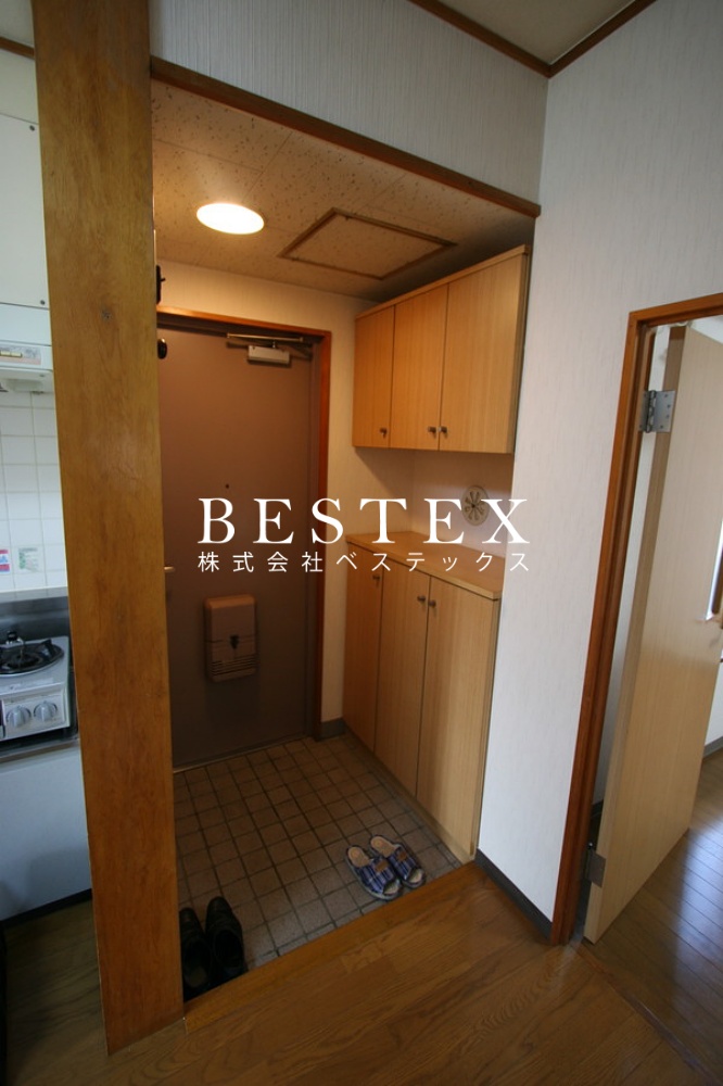 玄関　※同建物内・別タイプの参考写真です。