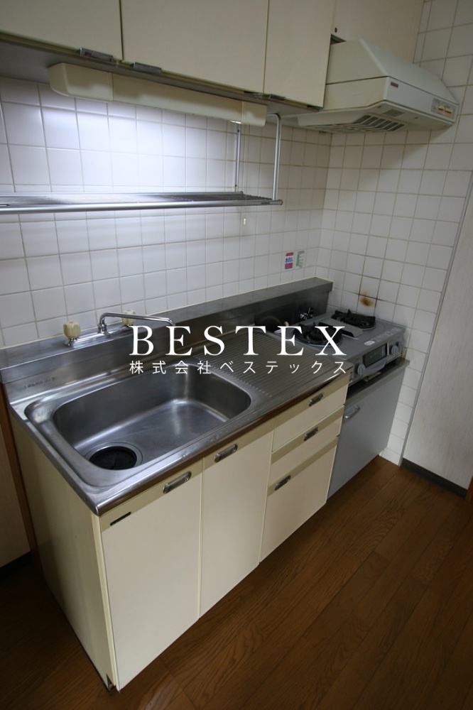 キッチン　※同建物内・別タイプの参考写真です。