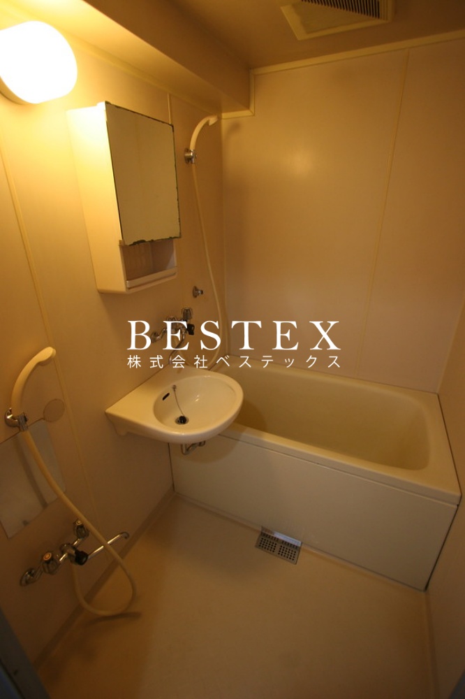 バス・シャワールーム　※同建物内・別タイプの参考写真です。