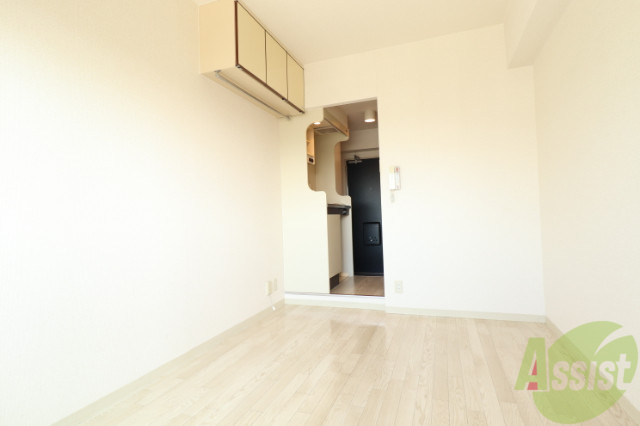 居室・リビング　落ち着きのあるフローリングですね。こちらでくつろいでください