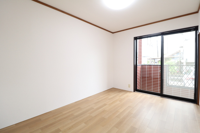 居室・リビング　リビングの画像は同じ間取りの11号室を使用しています。現状を