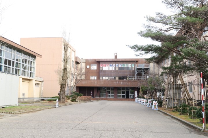 小学校　上越市立春日小学校（小学校）まで994m