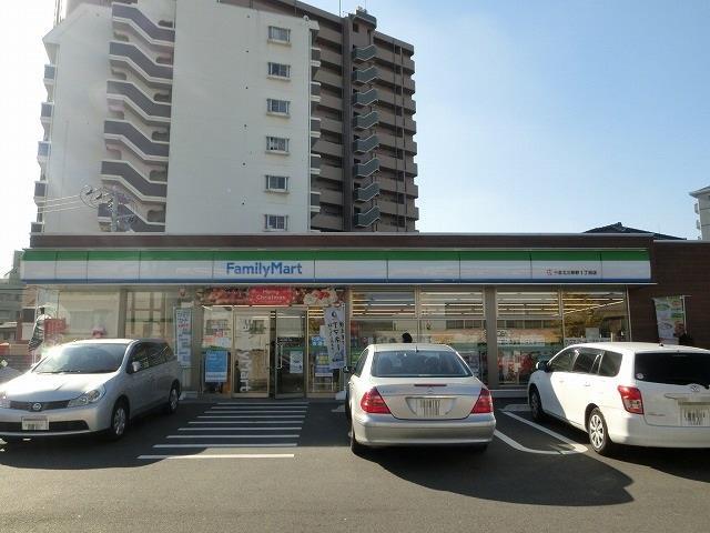 コンビニ　ファミリーマート小倉北三萩野1丁目店（コンビニ）まで330m