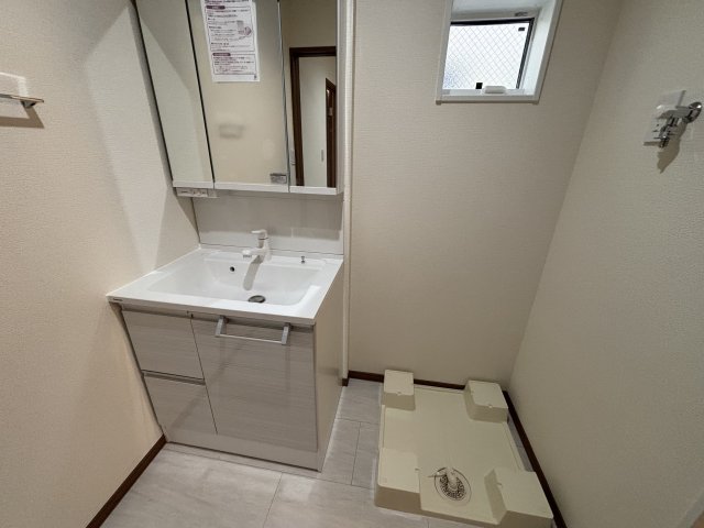 洗面設備　明るい洗面所です