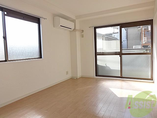 居室・リビング　２面採光の明るい６帖の洋室です。良い風もまねきそうですね。