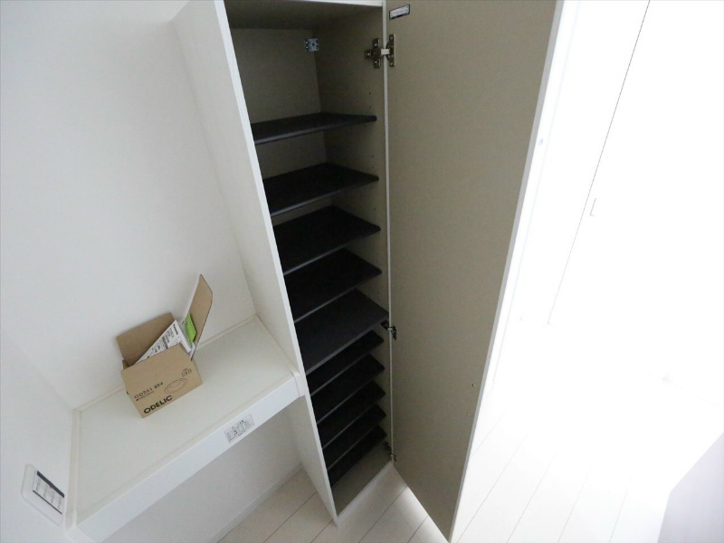 玄関　玄関　シューズボックス付（収納充実してます）