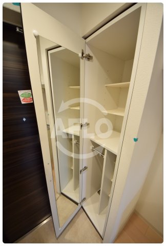 収納　プランドール大手前レジデンス　姿見付きシューズボックス