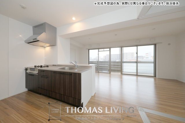 キッチン　窓が多くて明るいですよ。