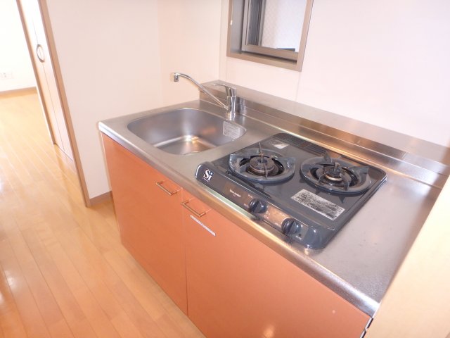 キッチン　他のお部屋の参考写真となります。※流しの前の窓はございません