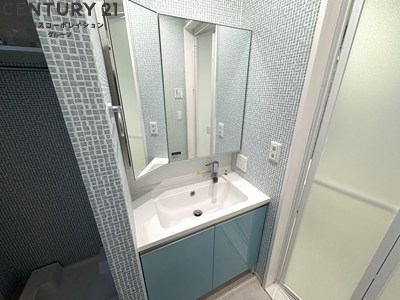 洗面設備　三面鏡の独立洗面台です