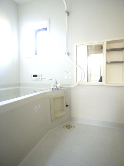 バス・シャワールーム　追い焚き機能付きです♪